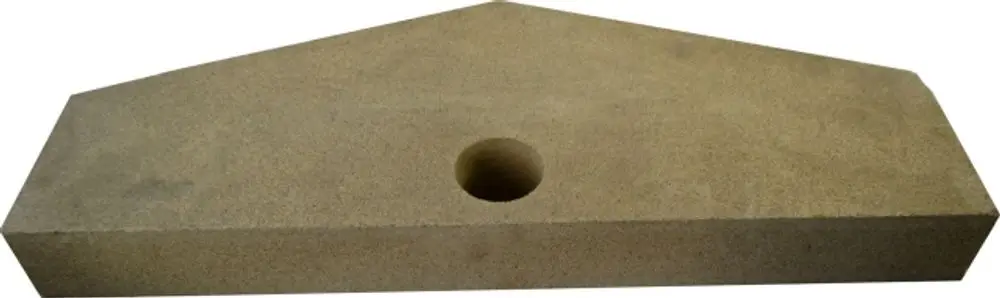Isolierstein in rechteckiger Form mit einer runden Aussparung, geeignet für Anwendungen im Heizungsbau, produziert von Wolf.